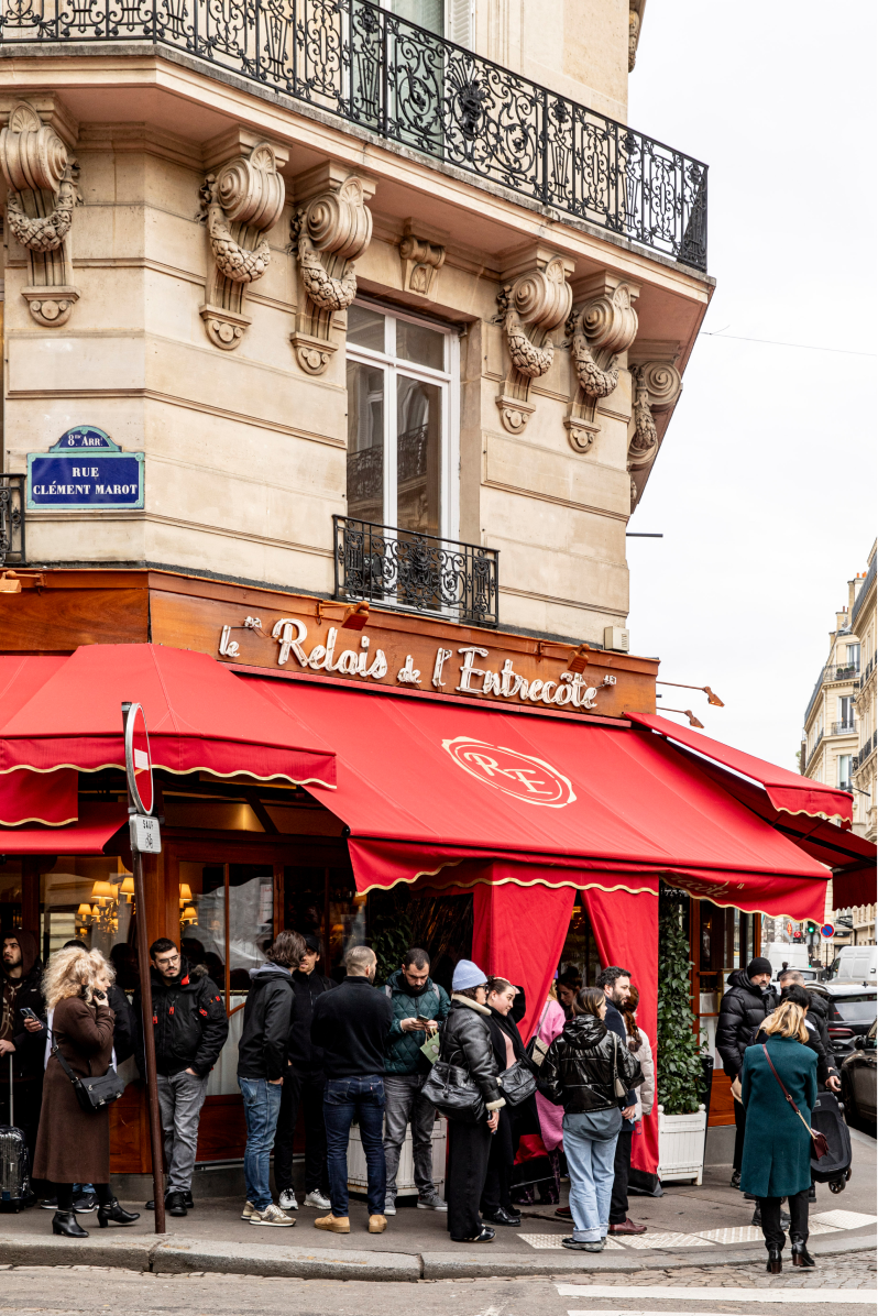 angle de la rue marbeuf devanture du restaurant