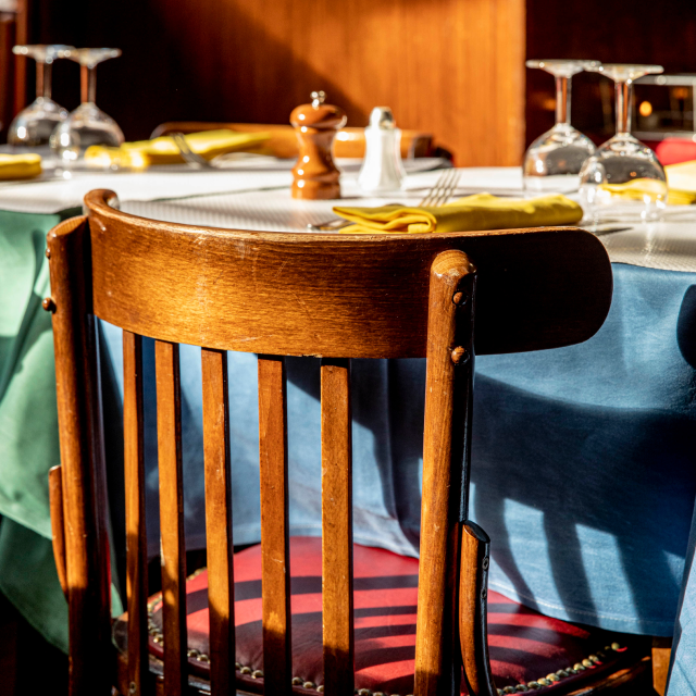 chaise en bois devant une table dréssée