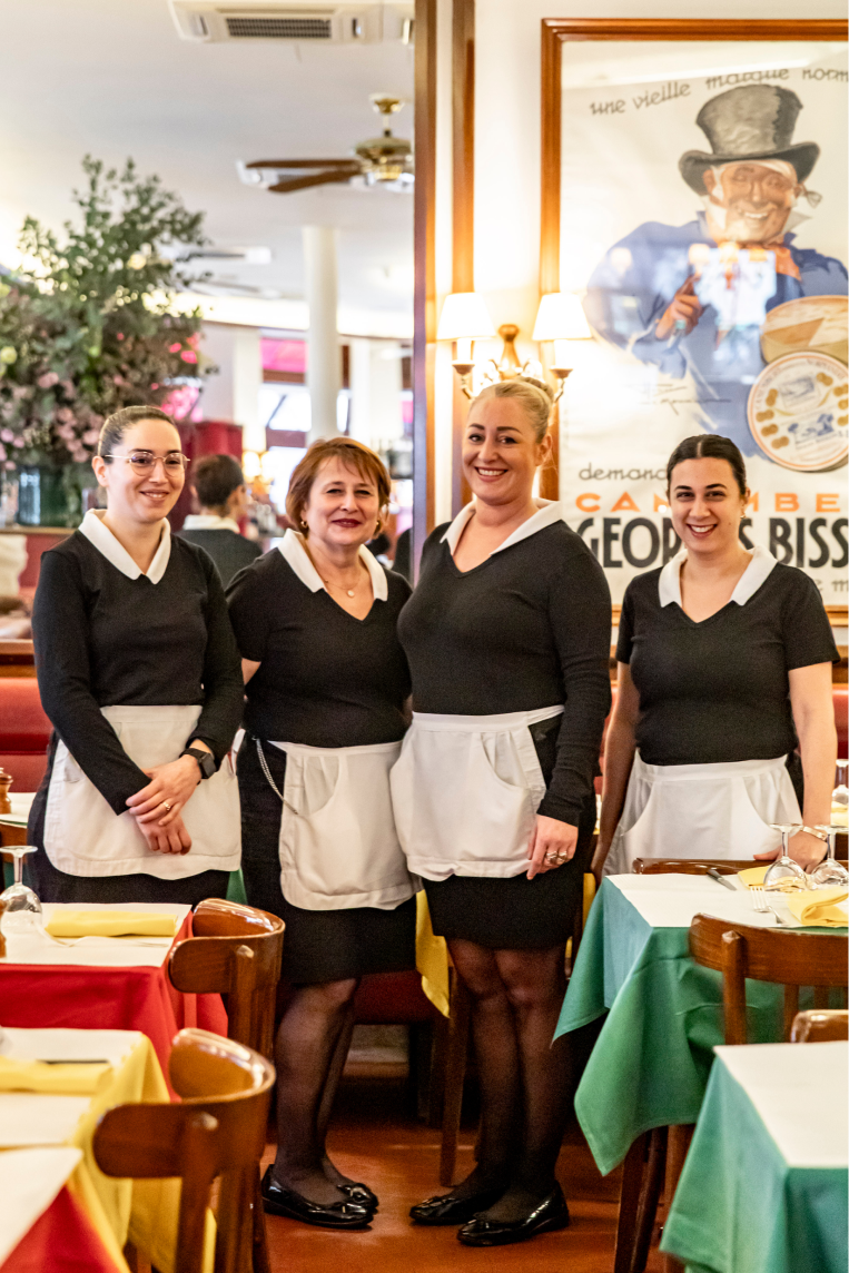 equipe de serveuse a l'interieur du restaurant de geneve
