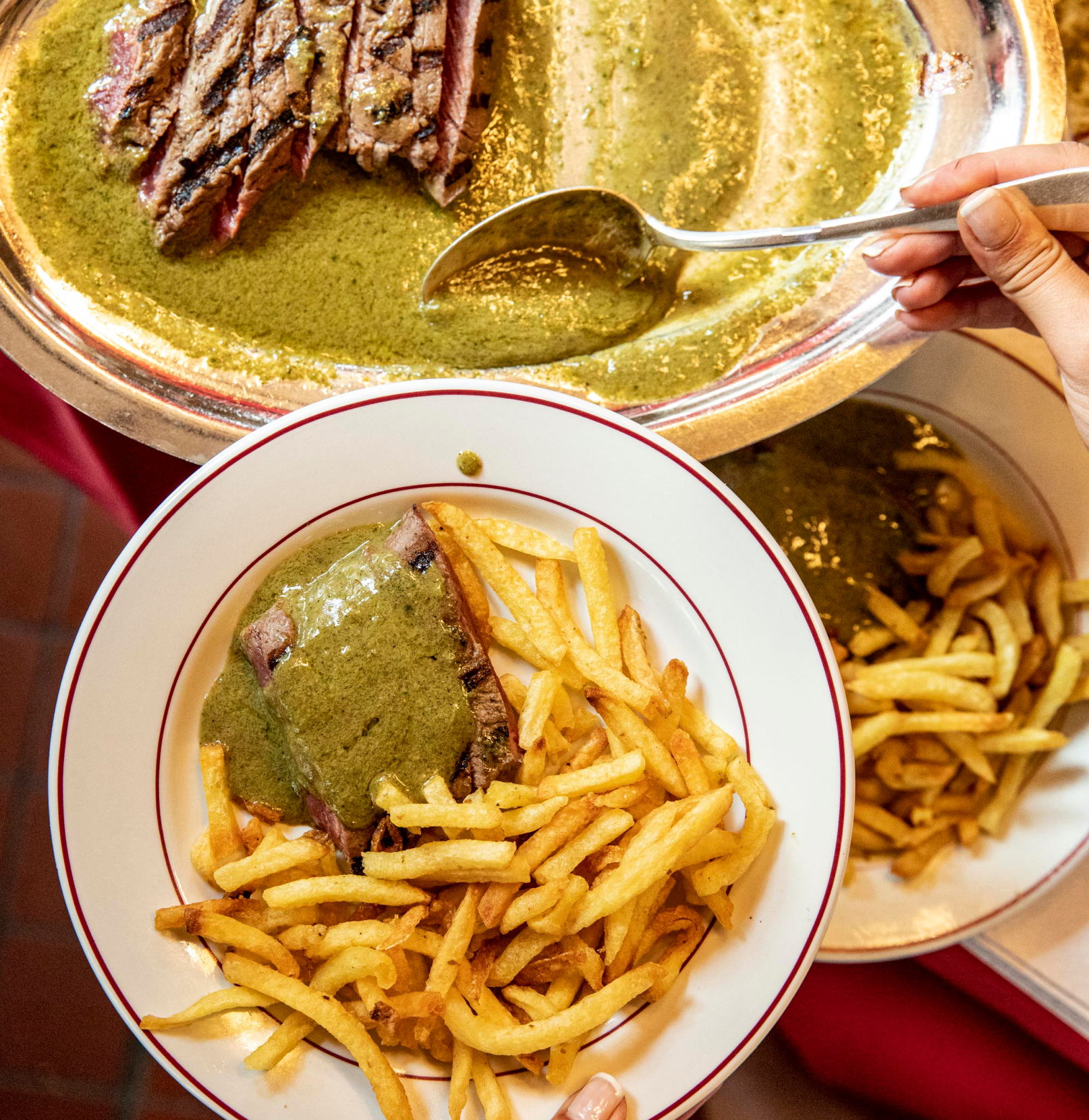 grand plat en train d'etre servi avec la sauce