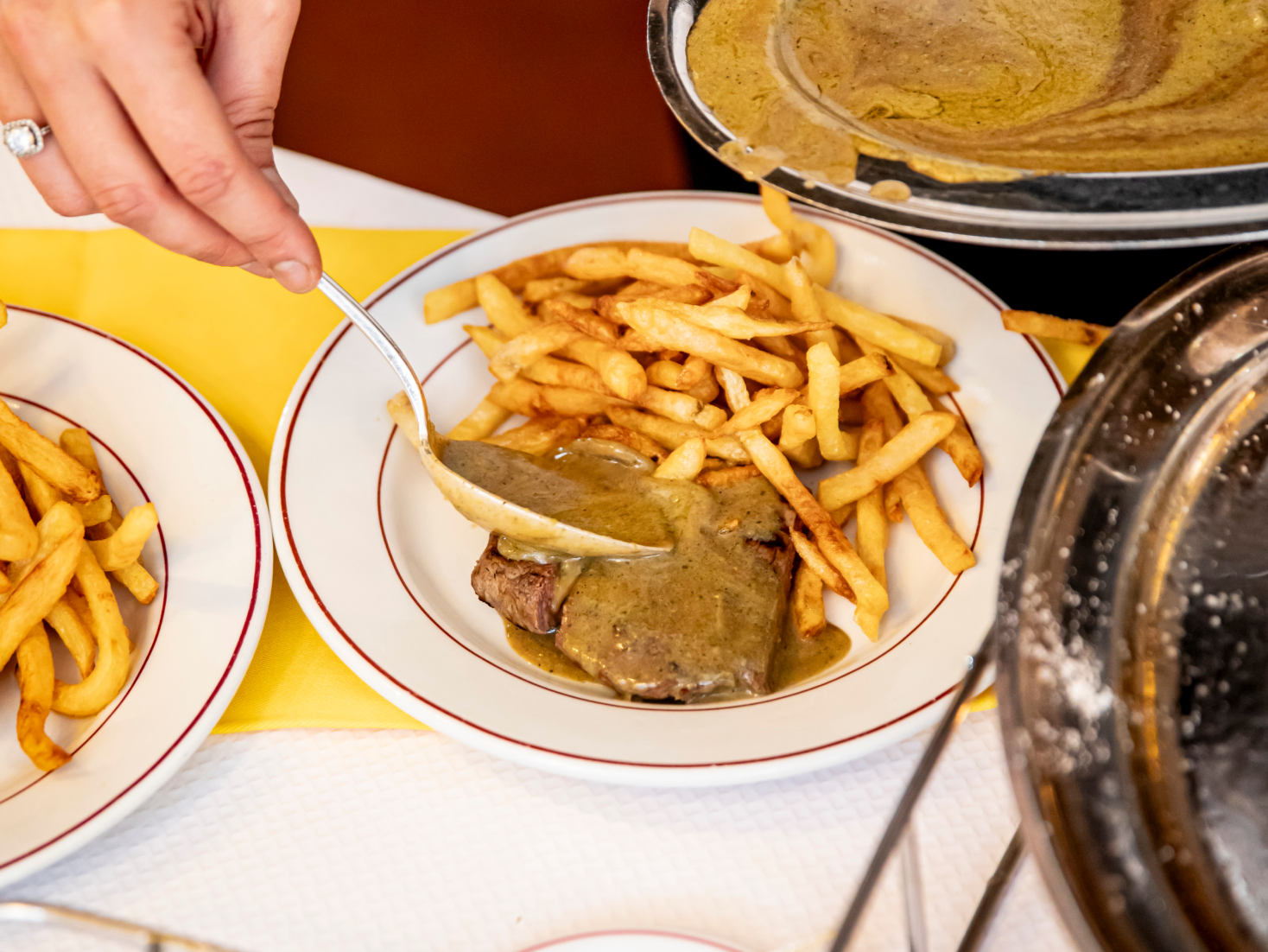 plat servie avec la viande recouverte de sauce