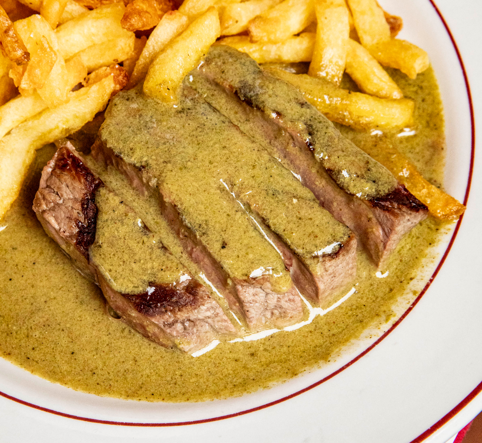 plat servie avec zoom sur la viande pleine de sauce 